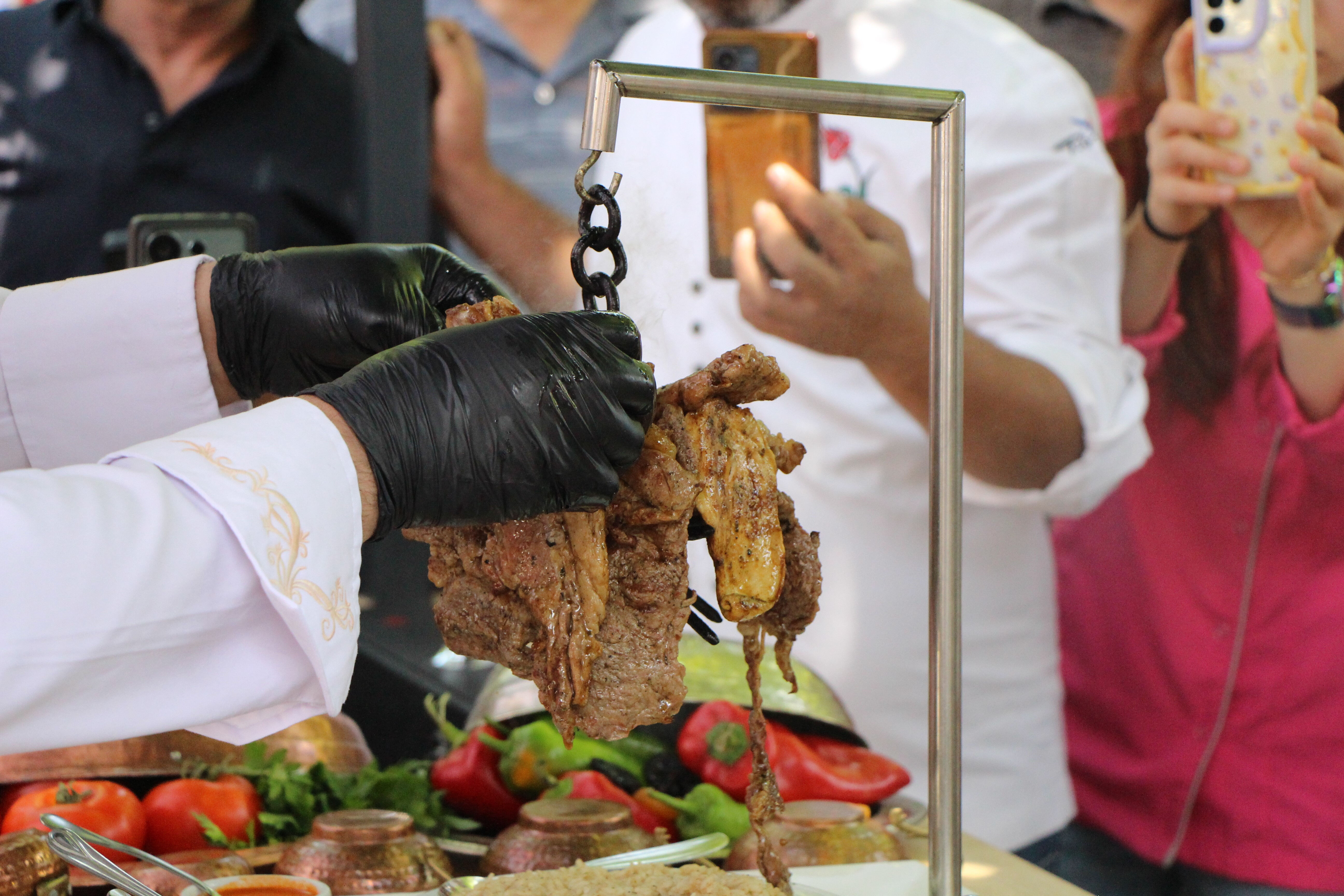 500 derecede ısıtılıp üstüne etler asılıyor! Damak çatlatan lezzet - 4. Resim