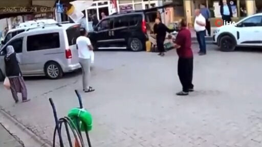 Adana'daki şiddetli deprem güvenlik kamerasına yansıdı! İnsanlar panikle kaçıştı - 1. Resim