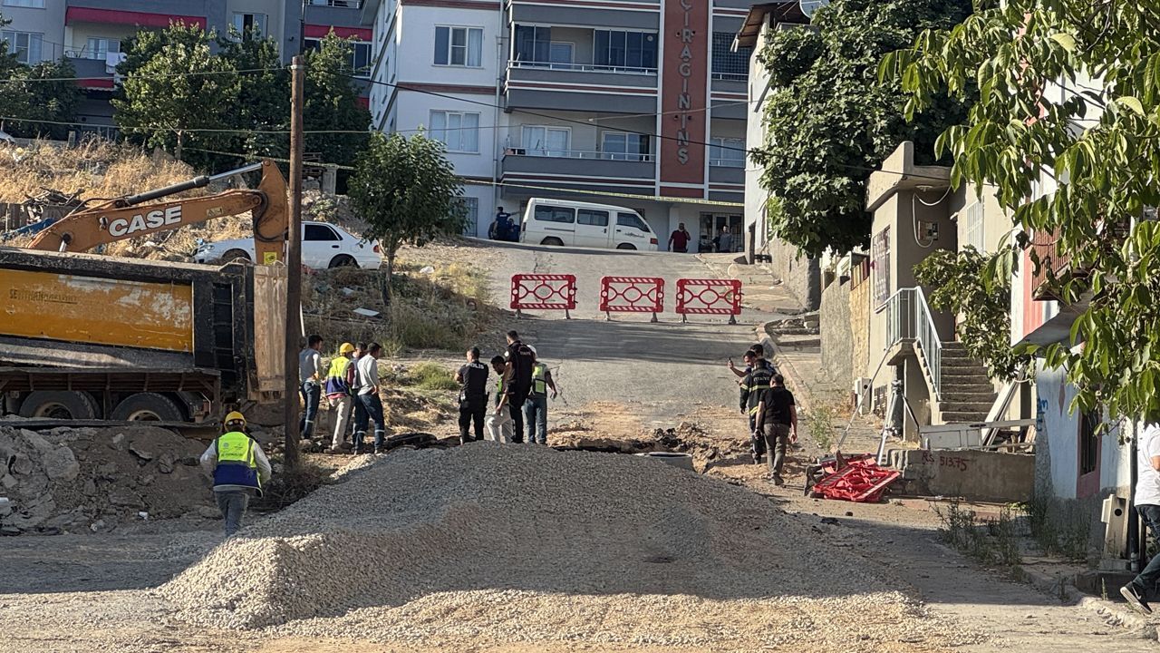 Altyapı çalışmalarında doğal gaz borusu delindi: Çok sayıda kişi hastanelik oldu Altyapı çalışmalarında doğal gaz borusu delindi: Çok sayıda kişi hastanelik oldu
