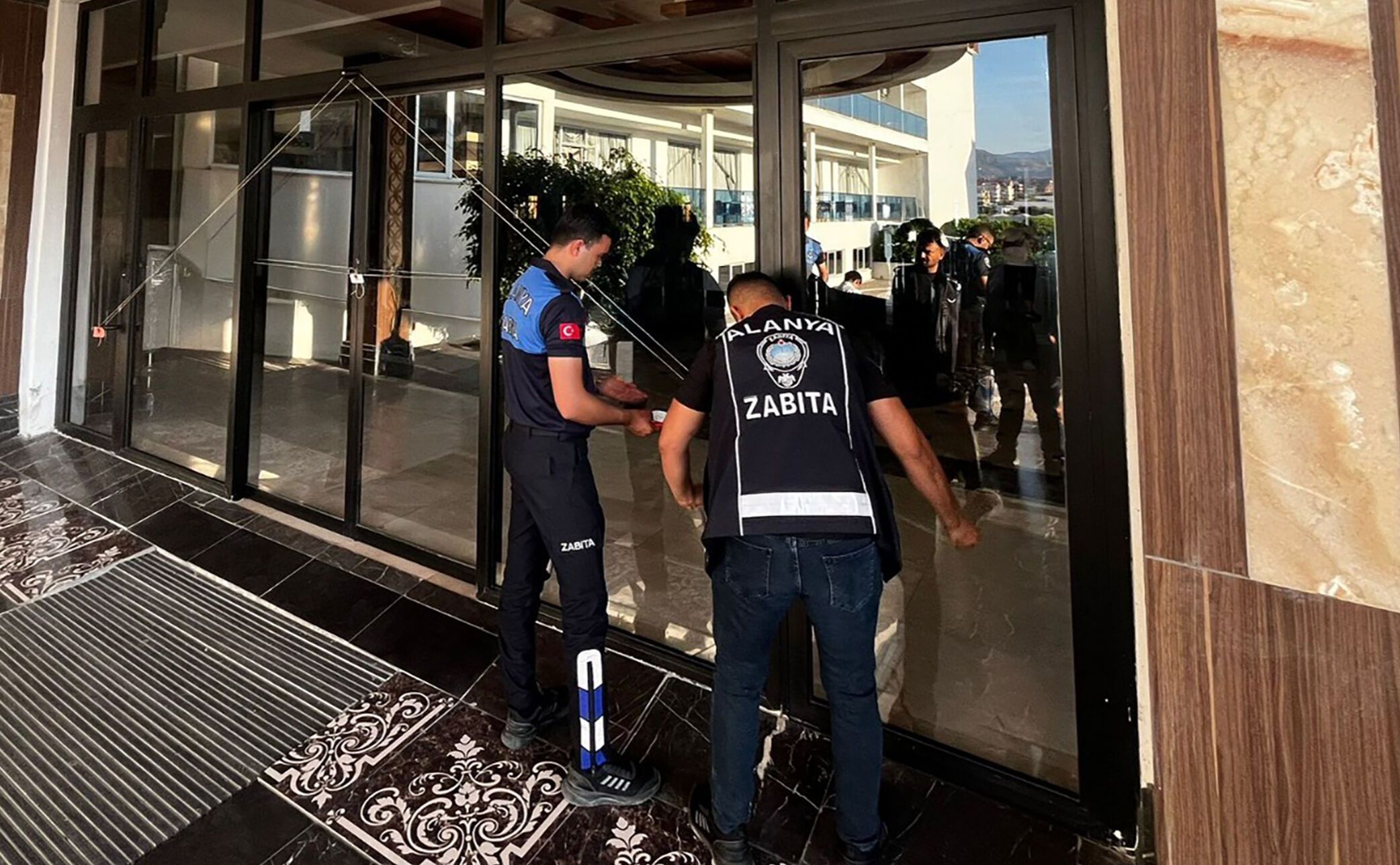 Antalya'da akılalmaz olay! Mühür tanımayan otel: Zabıta kapıya 112 kez geldi - 1. Resim