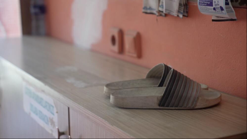 Arnavutköy'de film gibi soygun! Küçük bir kız yaptı, terliklerini bırakmayı da unutmadı - 1. Resim