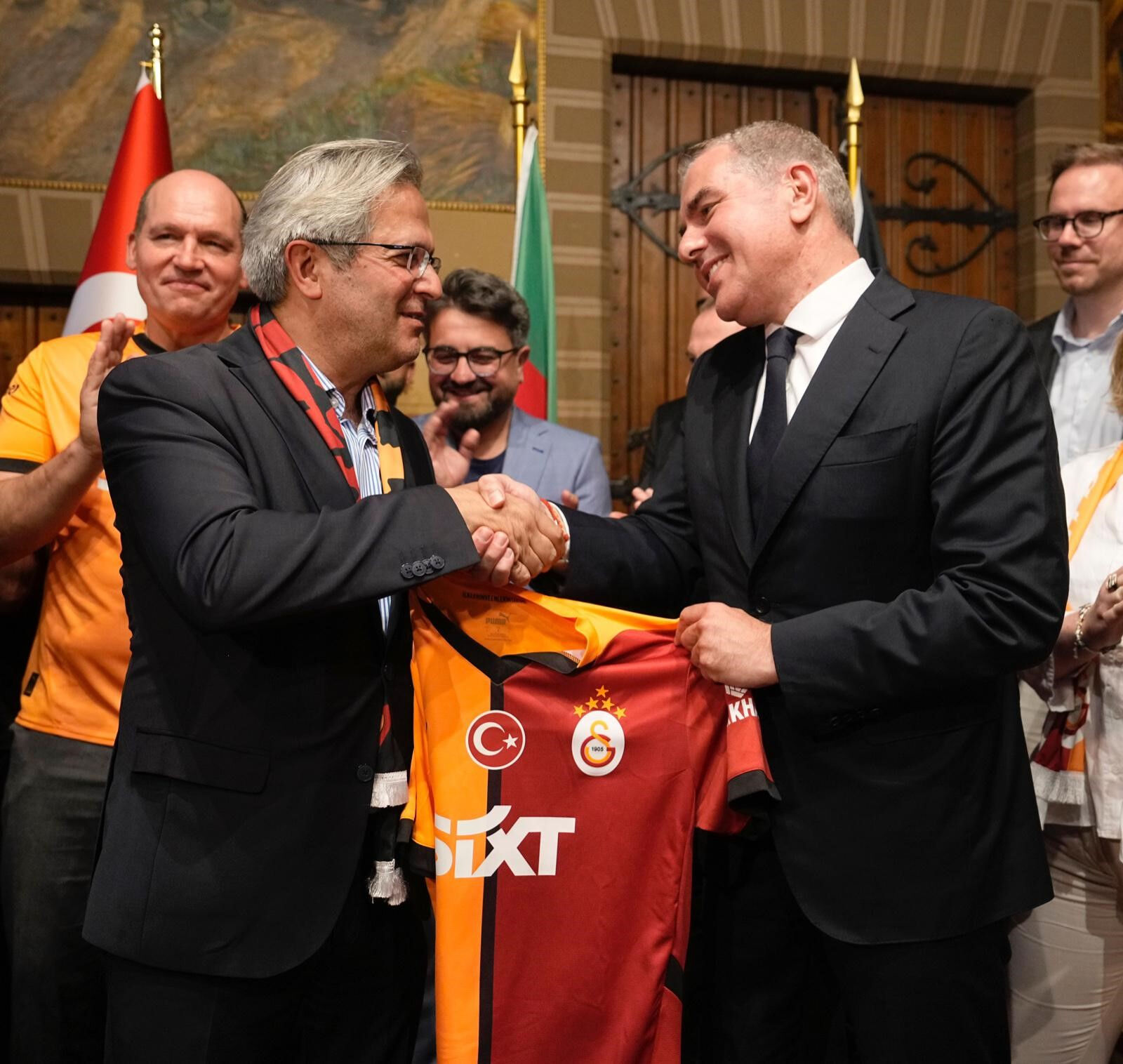 Brüksel’de tarihi an! Galatasaray’ın 5 yıldızlı forması 406 yıllık heykele giydirildi - 3. Resim