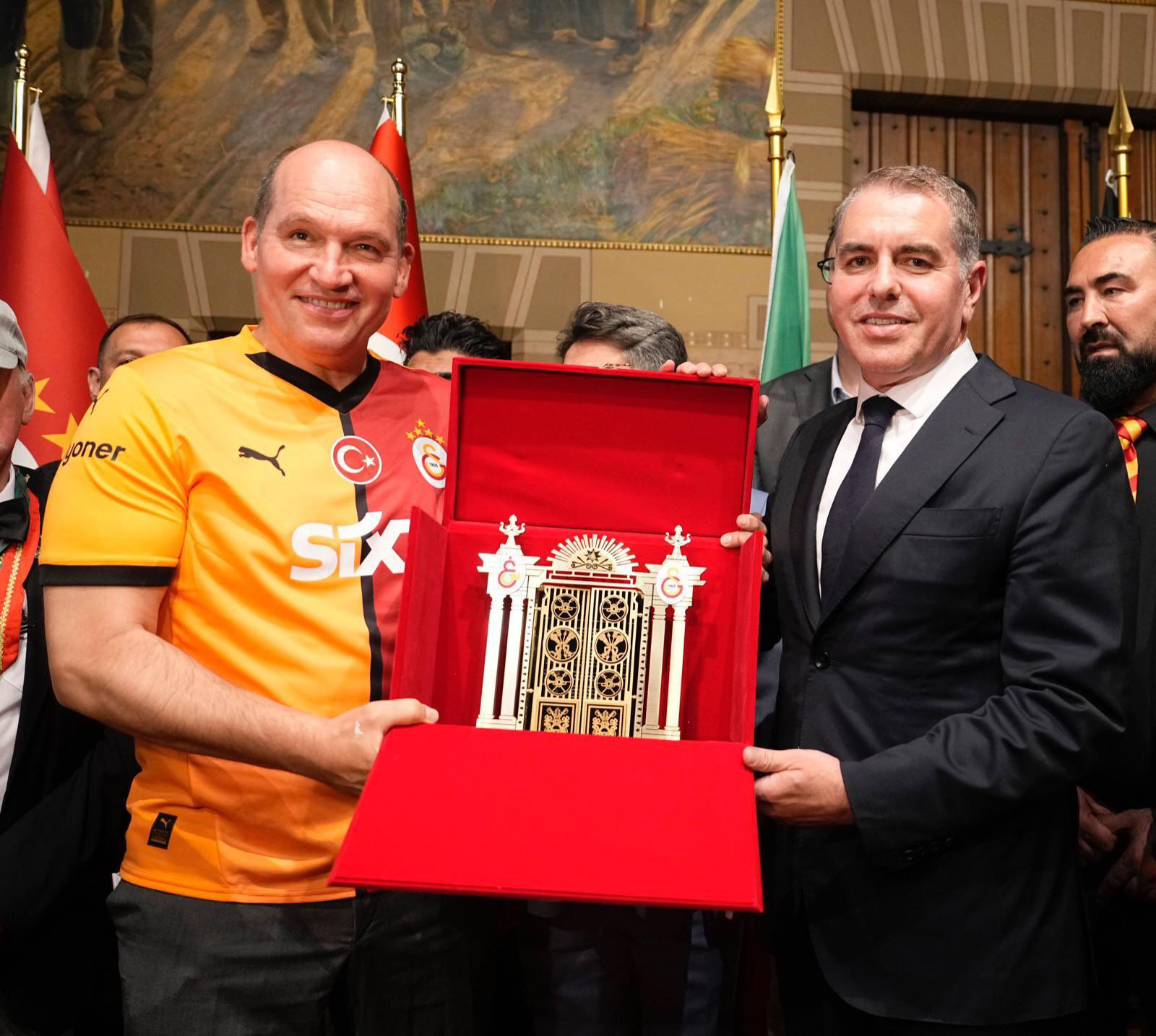 Brüksel’de tarihi an! Galatasaray’ın 5 yıldızlı forması 406 yıllık heykele giydirildi - 1. Resim