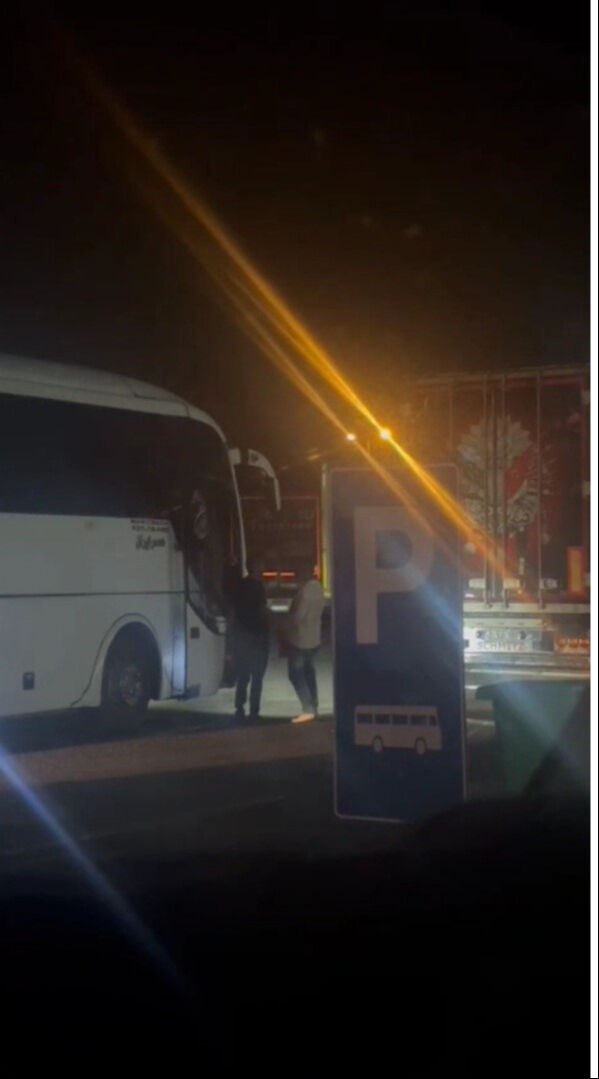 Dinlenme tesisindeki yumruklu kavga! Darp edilen yolcuya bunu da yaptılar - 1. Resim