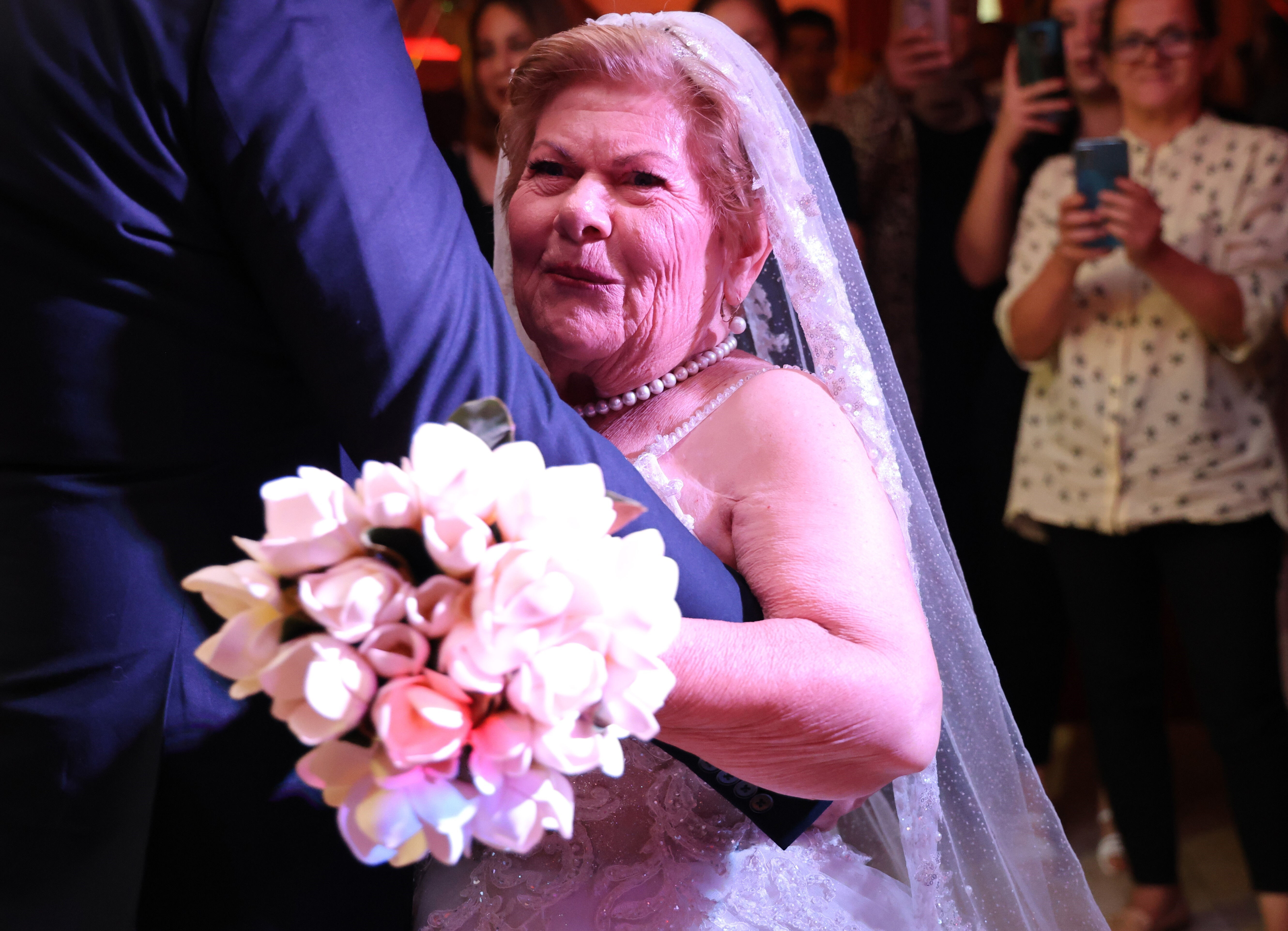 Gelinlik hayali gerçek olmuştu: Acı gelişme... Polis, Sümbül nine için olay yerinde - 2. Resim