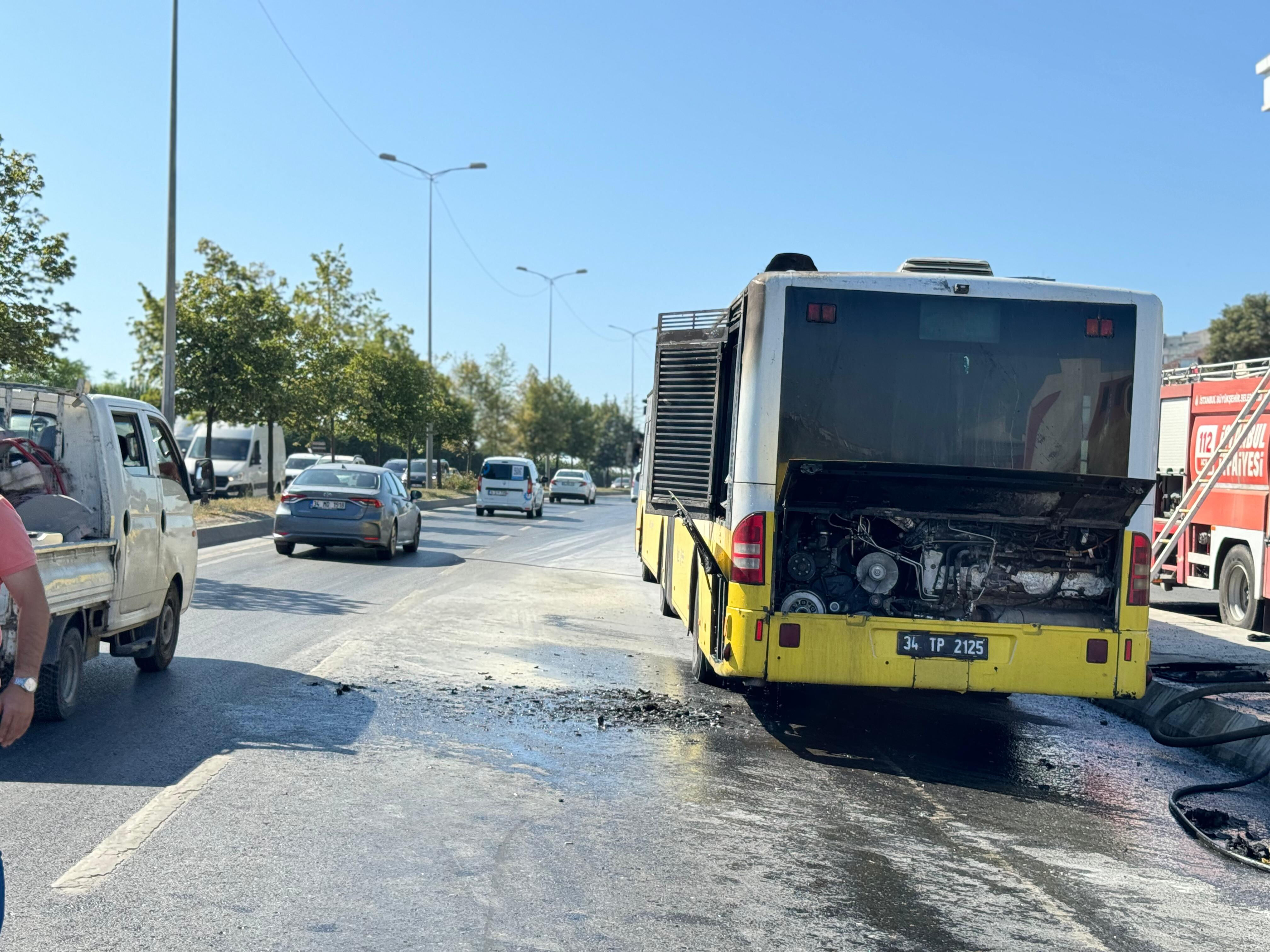 İETT otobüsü cadde ortasında alev alev yandı! - 1. Resim