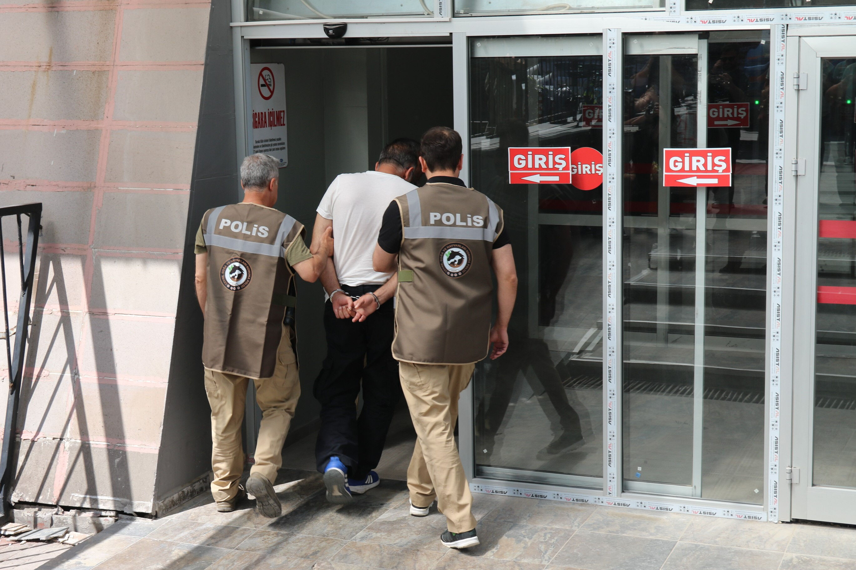 İnsafsızlığın bu kadarı! Kucağındaki köpeği yere fırlattı: O anlar kamerada - 3. Resim