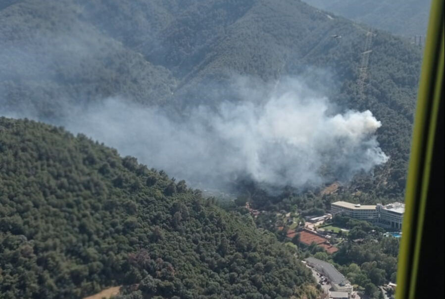 İzmir Narlıdere'de yangın! 3 uçak ve 4 helikopter müdahale ediyor - 1. Resim