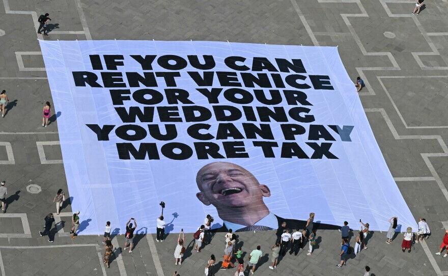 Jeff Bezos’a timsahlı protesto! Halktan öyle korktu ki, düğün yerini değiştirmek zorunda kaldı - 1. Resim