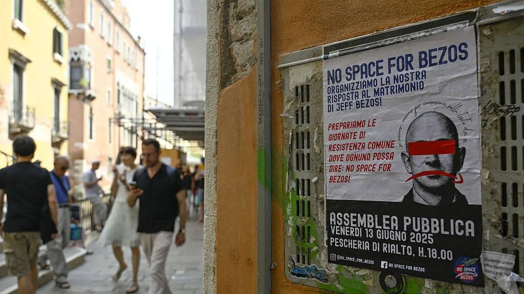 Jeff Bezos’a timsahlı protesto! Halktan öyle korktu ki, düğün yerini değiştirmek zorunda kaldı Venedik caddesinde bir afişte,
