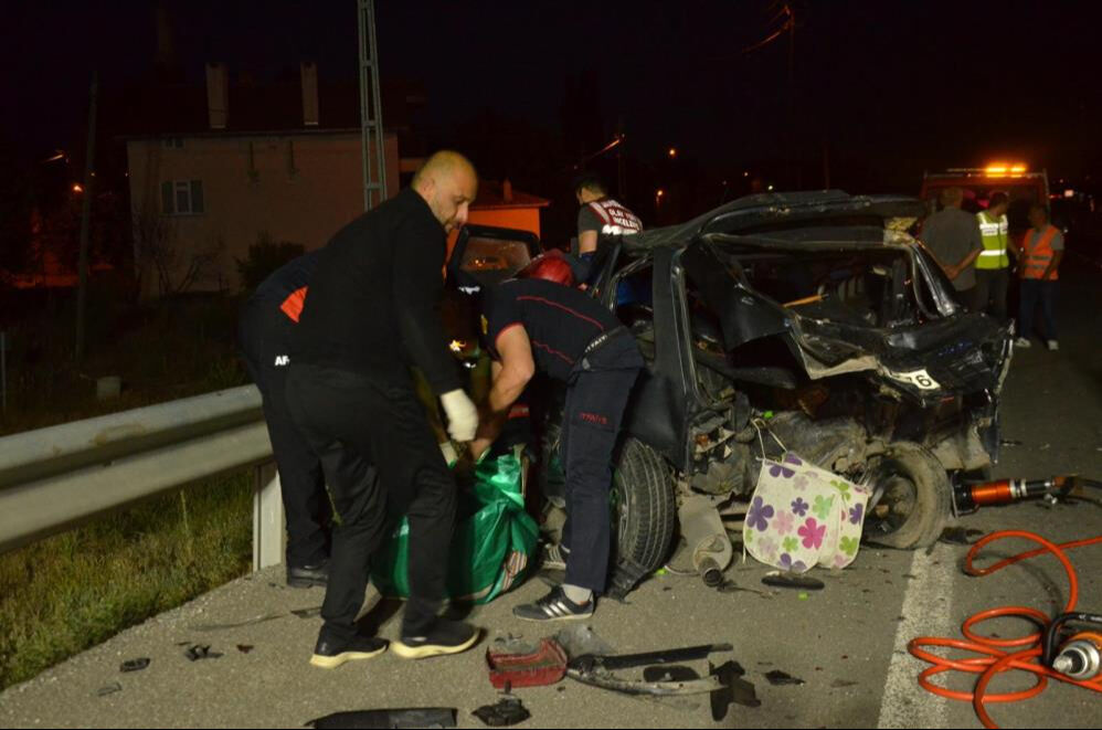 Kütahya'da kaza! Arabalar çarpıştı, ölü ve yaralılar var - 1. Resim