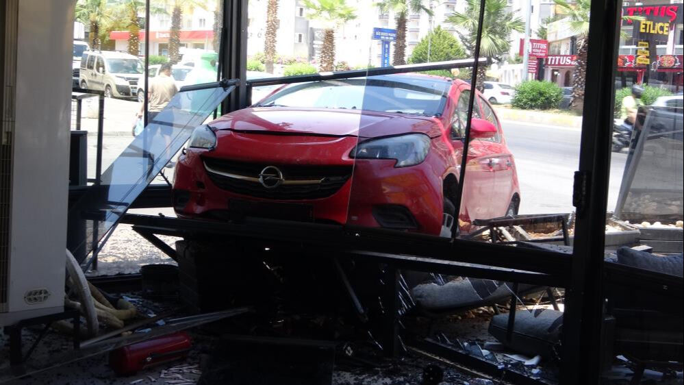 Mersin'deki kazalarda arabalar iş yerlerine daldı! - 1. Resim