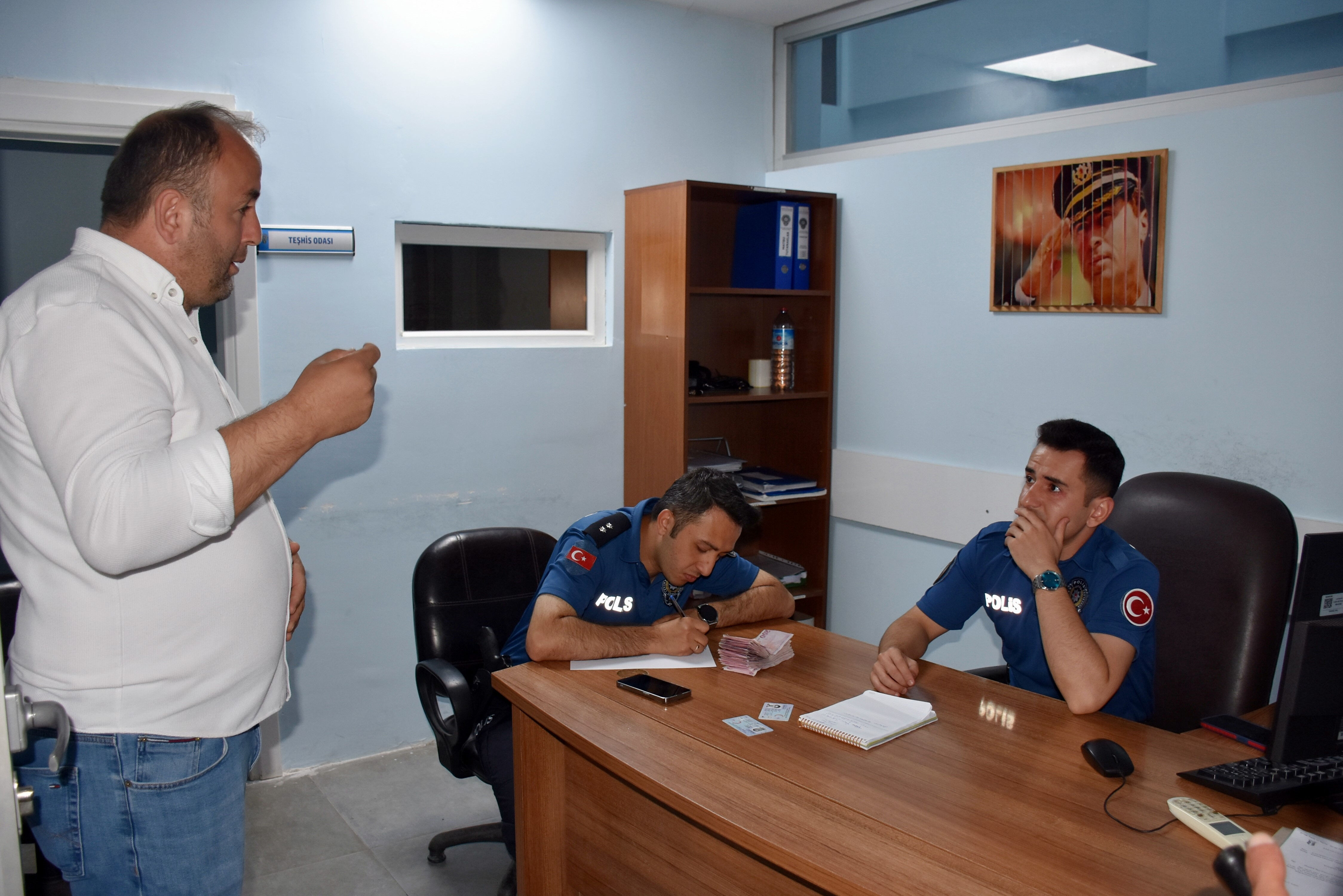 Para yatırmak için gittiği bankamatikte tomarla para buldu - 1. Resim