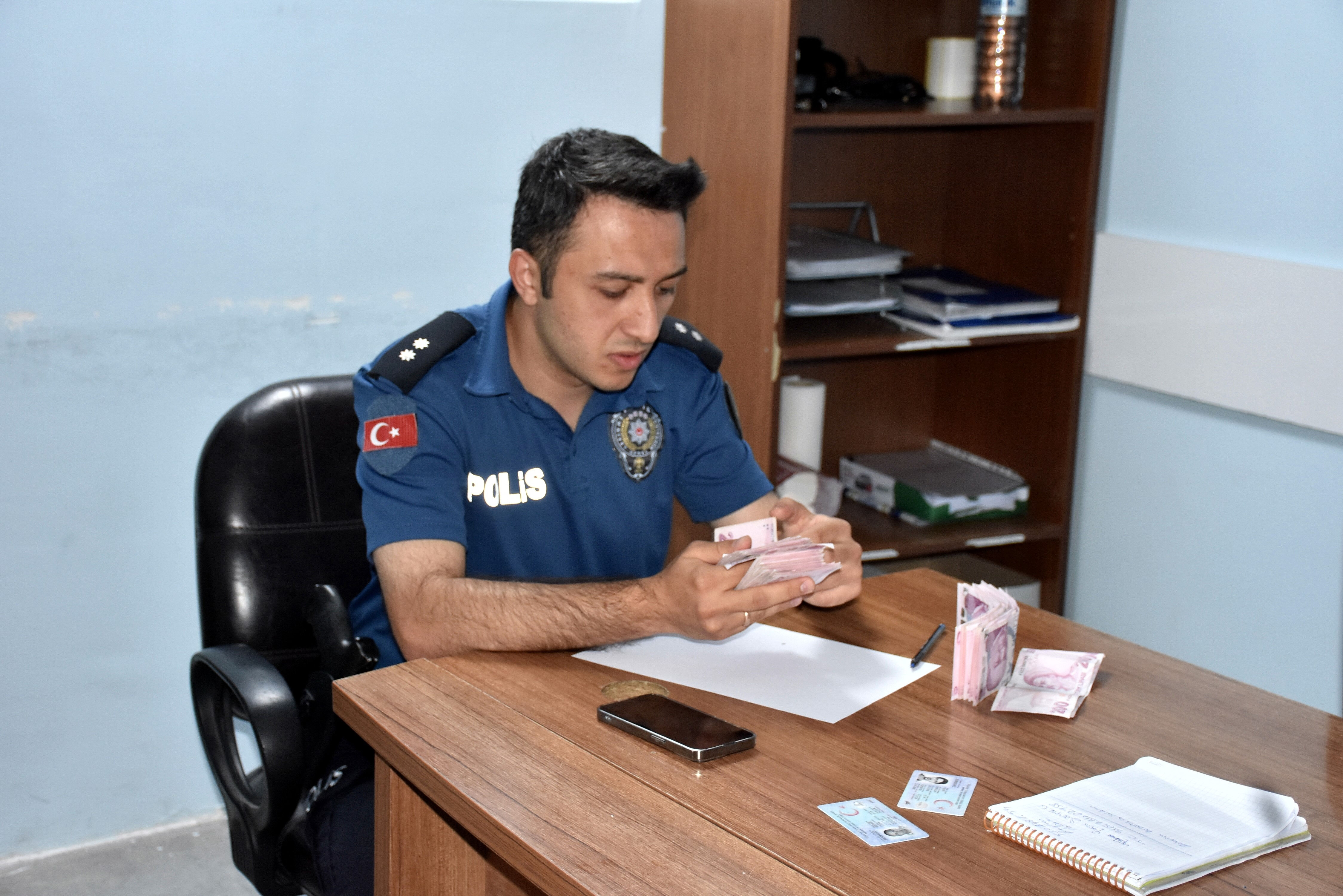 Para yatırmak için gittiği bankamatikte tomarla para buldu - 2. Resim