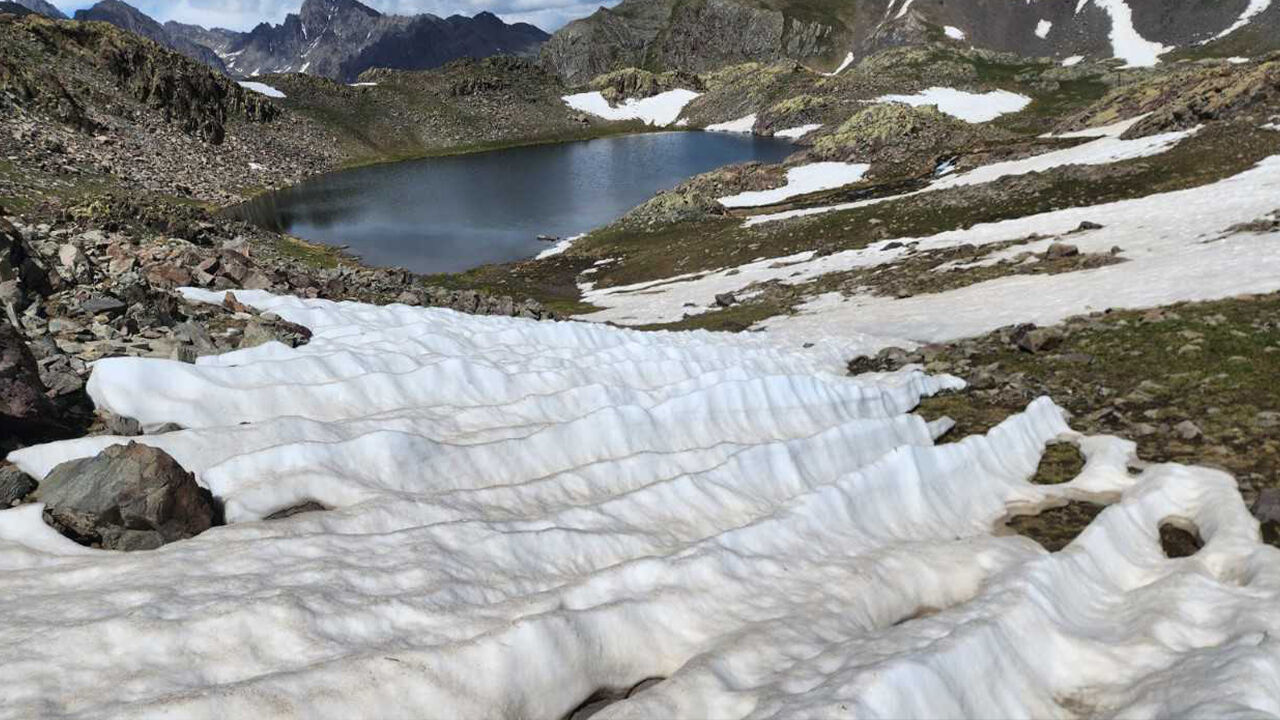Rakım 3 bin 200! Yaz ve kar bir arada, görüntüler mest ediyor - 2. Resim