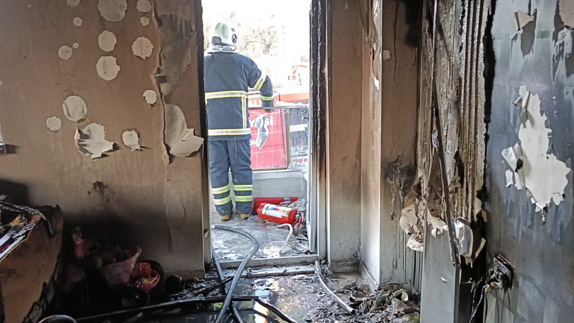 Şarja bırakılan telefon bomba gibi patladı, ev harabeye döndü - 2. Resim