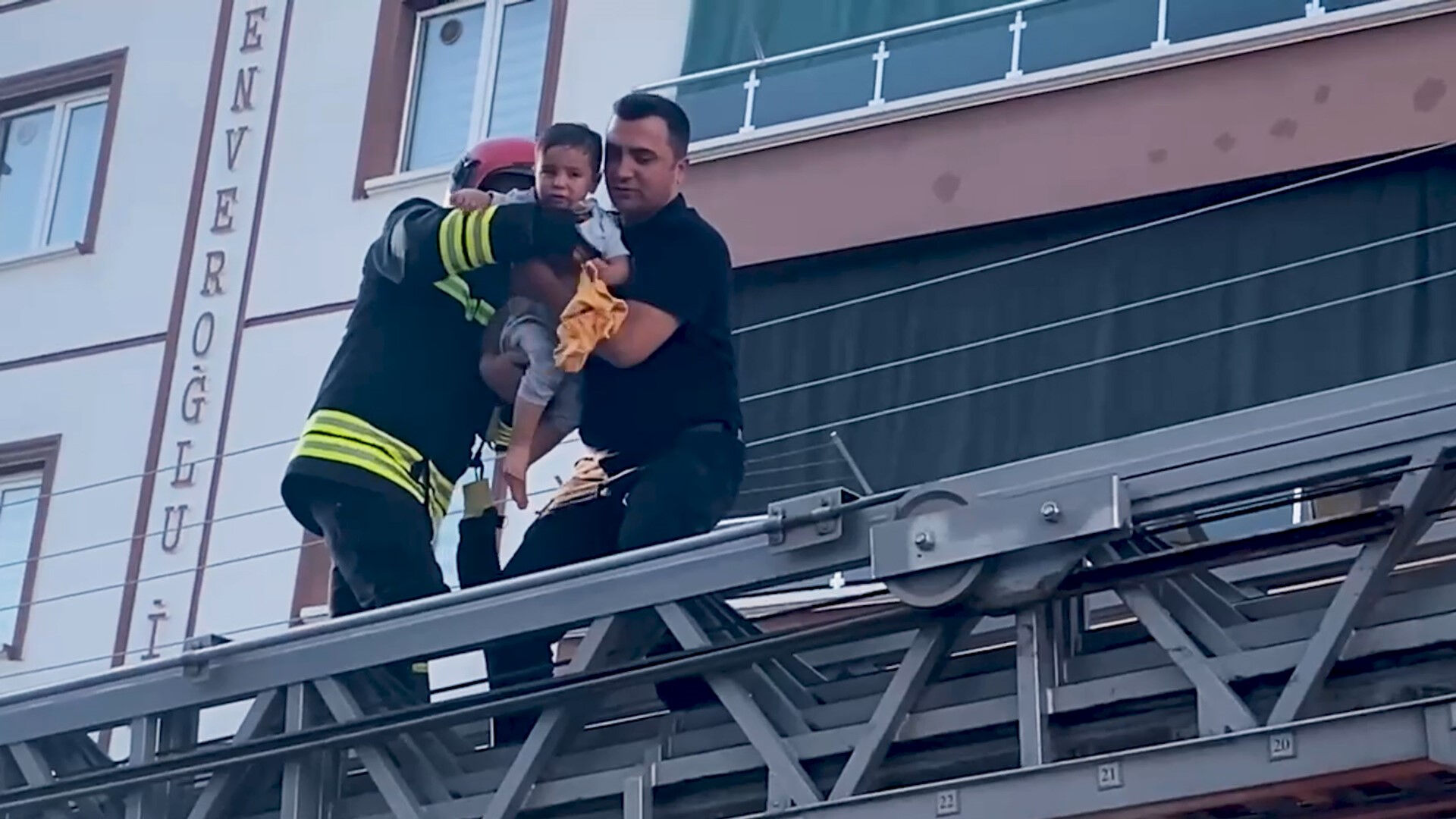 Şarja bırakılan telefon bomba gibi patladı, ev harabeye döndü - 3. Resim