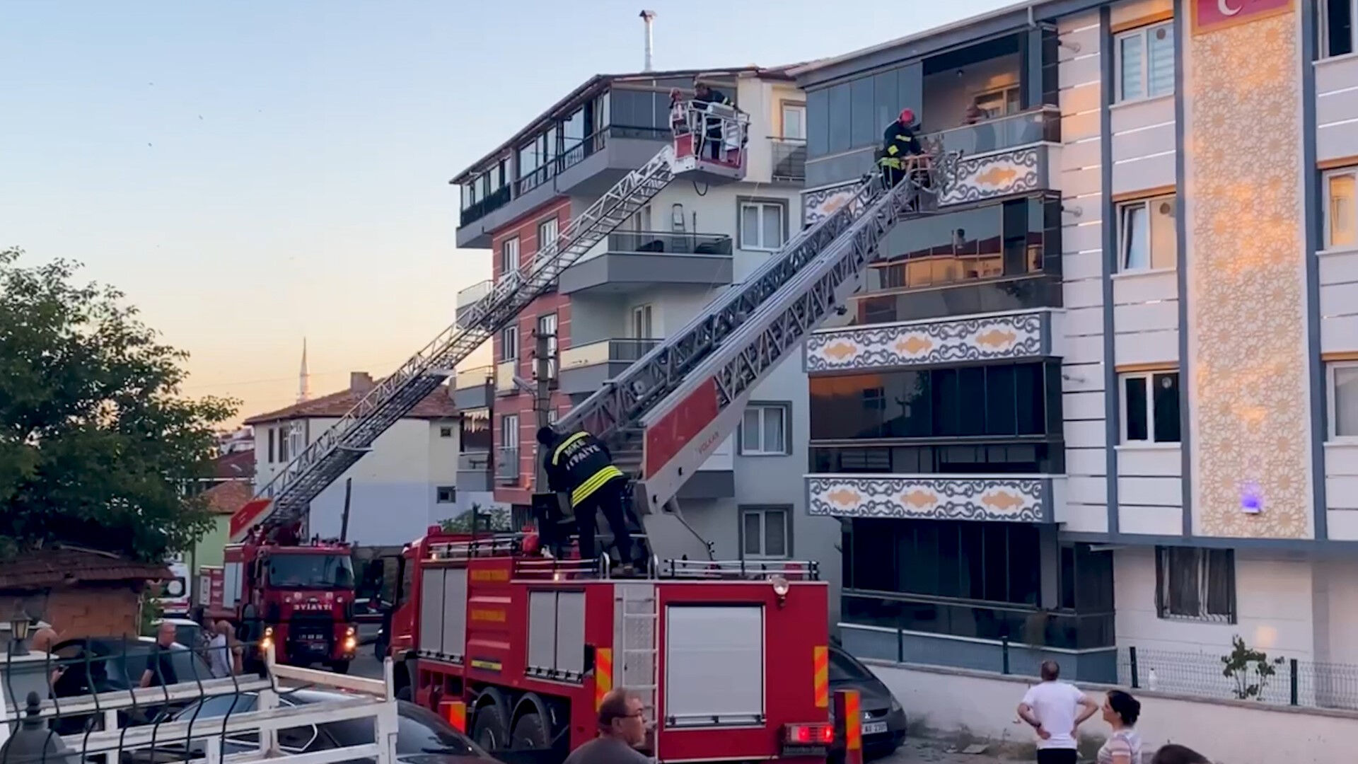 Şarja bırakılan telefon bomba gibi patladı, ev harabeye döndü - 1. Resim