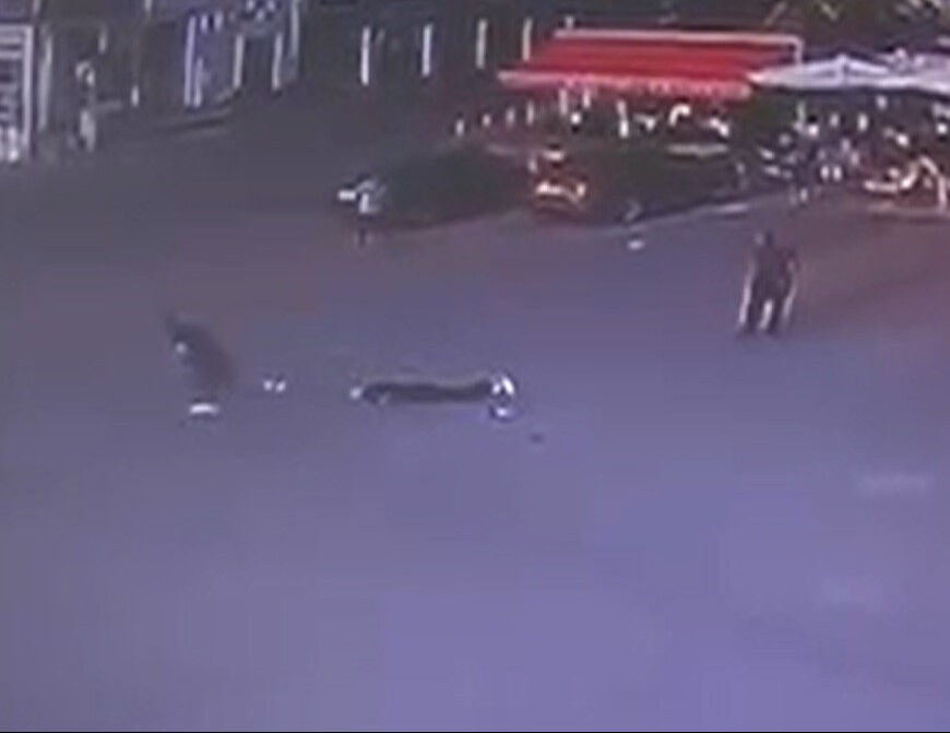 Sokak ortasında adım adım dehşet! Bıçakladı yetmedi ambulansı da engellemeye çalıştı - 1. Resim