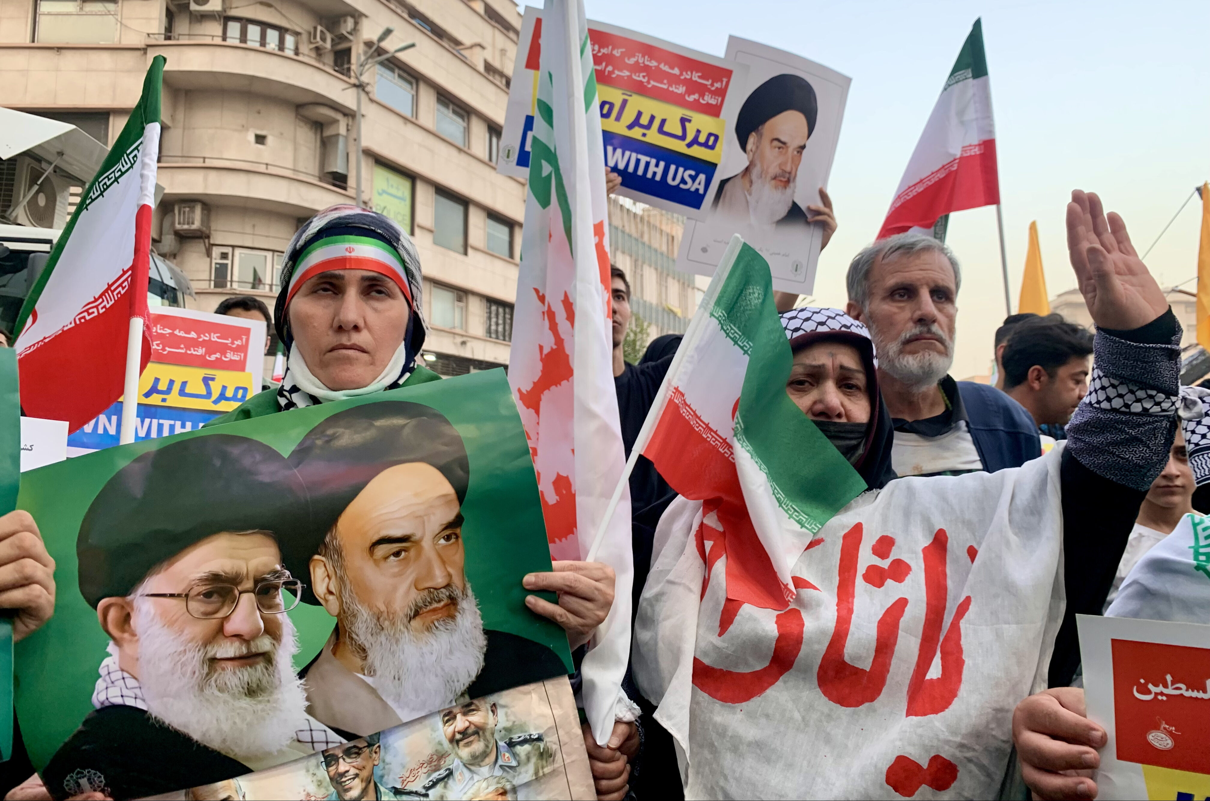 Tahran'da 'zafer' kutlaması! İranlılar İnkılap Meydanı'nda sloganlar attı - 2. Resim