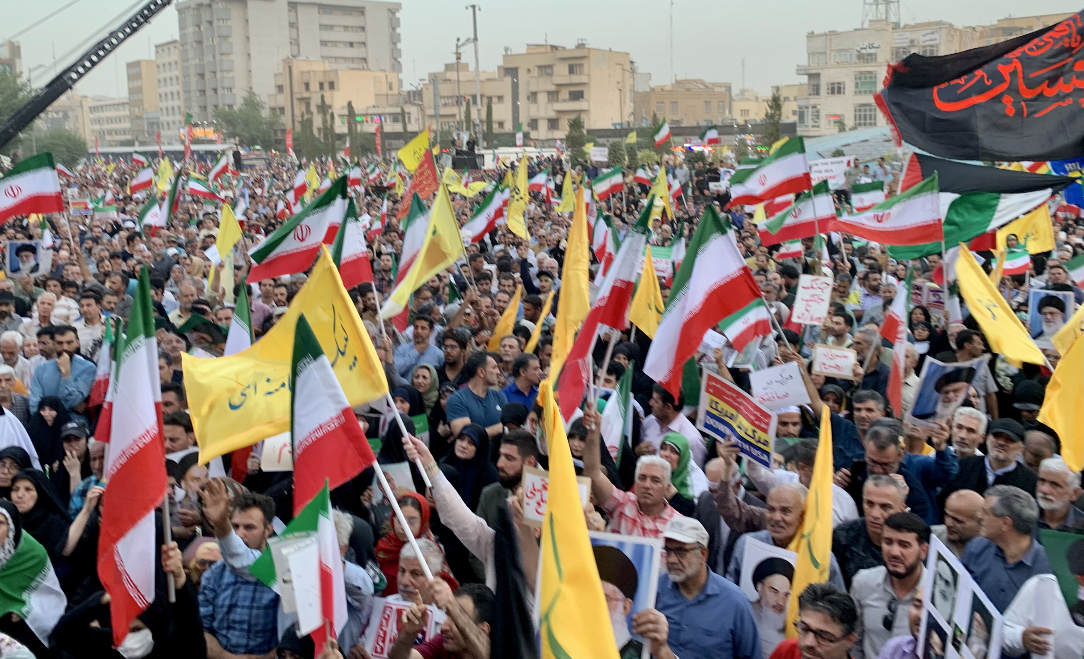 Tahran'da 'zafer' kutlaması! İranlılar İnkılap Meydanı'nda sloganlar attı - 1. Resim