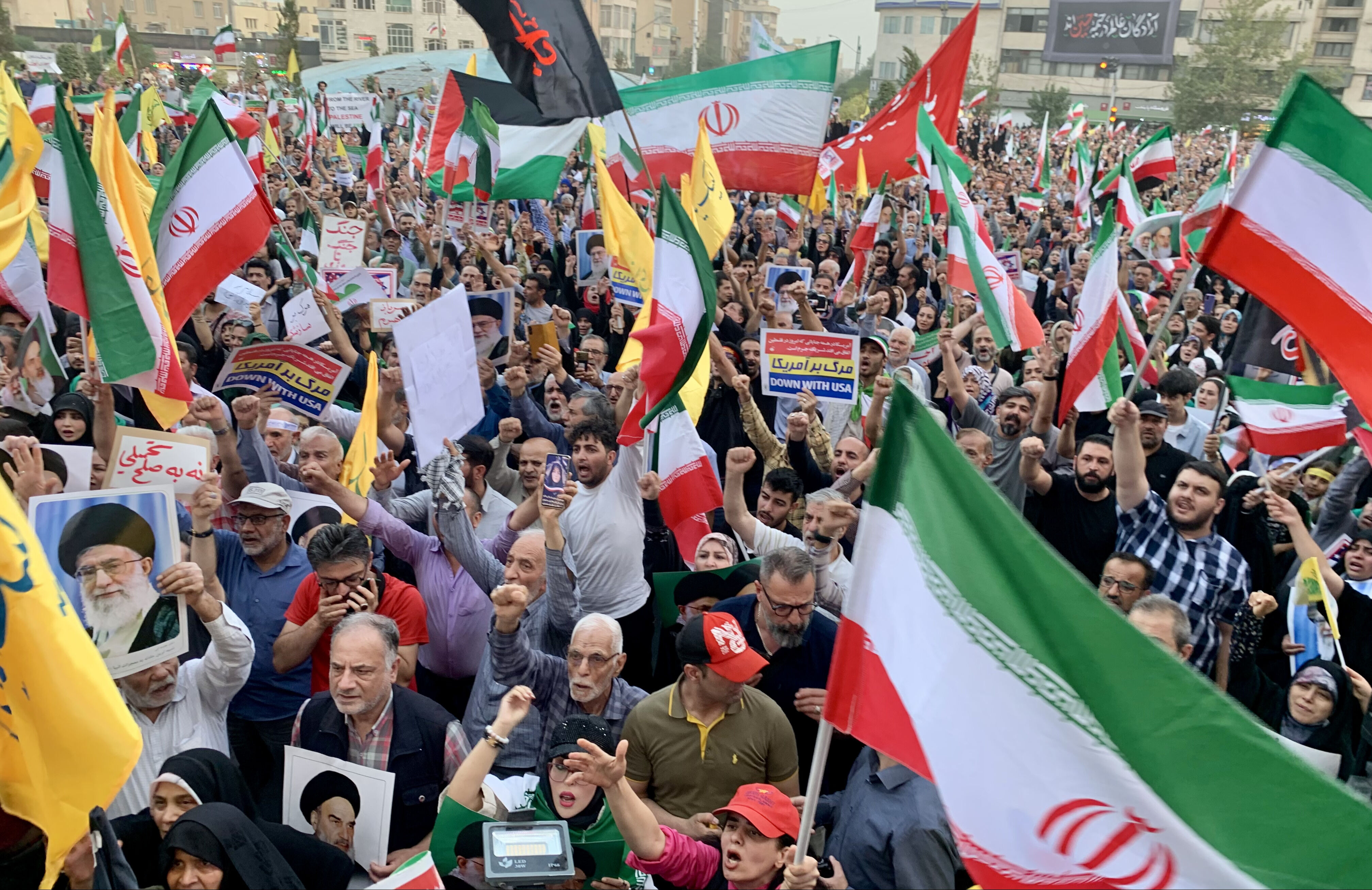 Tahran'da 'zafer' kutlaması! İranlılar İnkılap Meydanı'nda sloganlar attı - 3. Resim