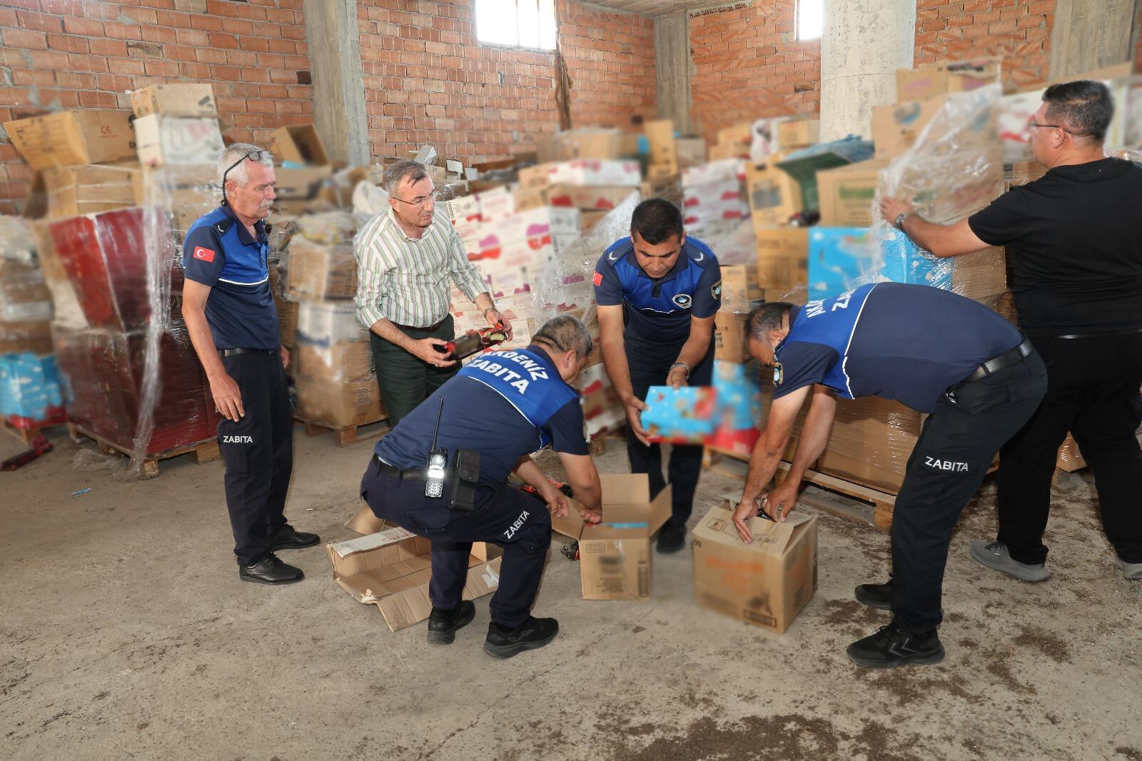 Yok böyle skandal! 5 kamyon dolusu yakalandı, hepsini çocuklara yedireceklerdi - 2. Resim