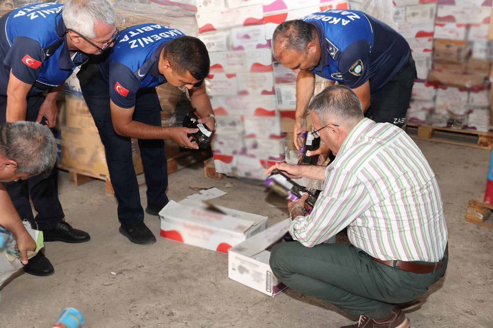 Yok böyle skandal! 5 kamyon dolusu yakalandı, hepsini çocuklara yedireceklerdi - 3. Resim