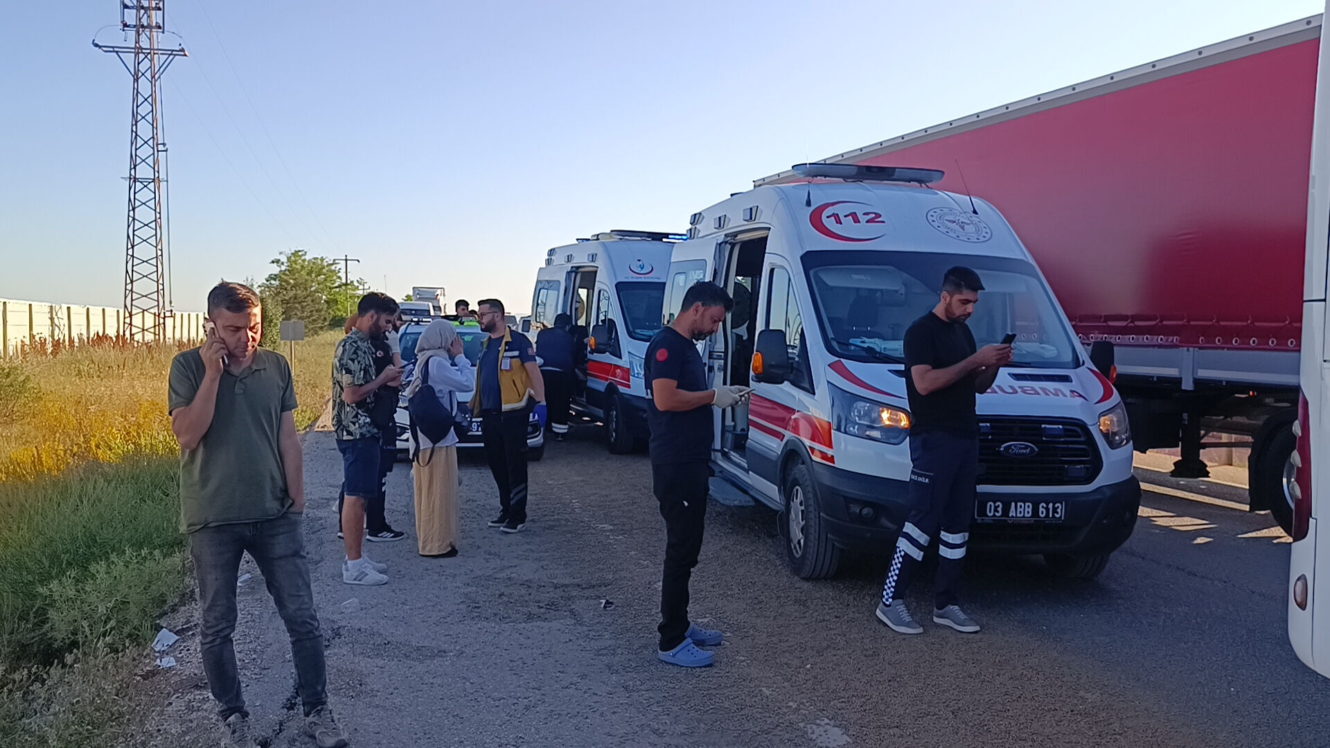 Yolcu otobüsü tıra çarptı! Ambulanslar peş peşe gitti - 3. Resim