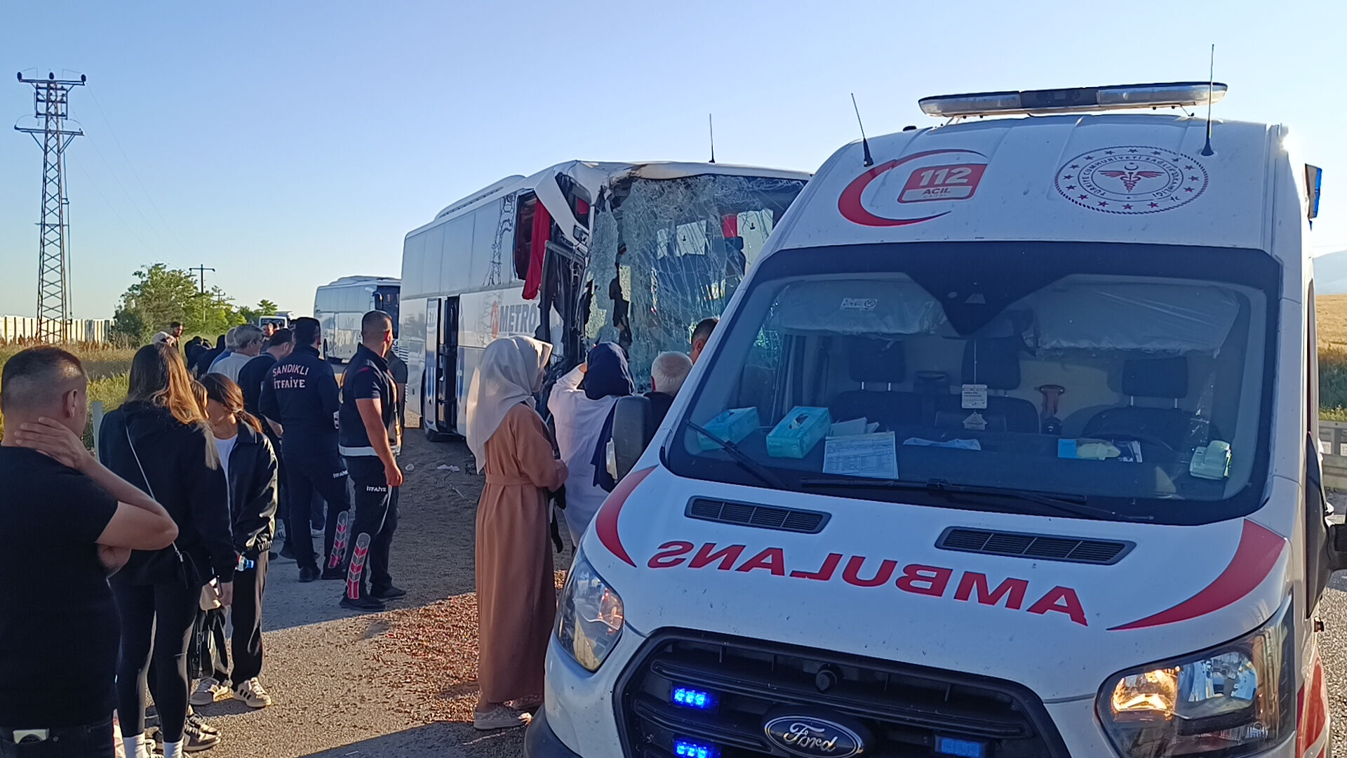 Yolcu otobüsü tıra çarptı! Ambulanslar peş peşe gitti - 2. Resim