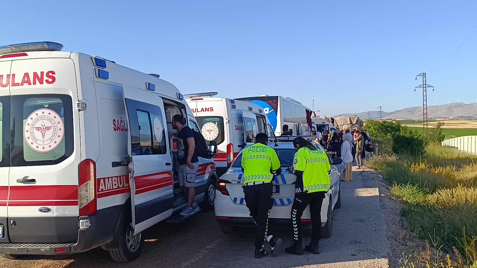 Yolcu otobüsü tıra çarptı! Ambulanslar peş peşe gitti - 1. Resim