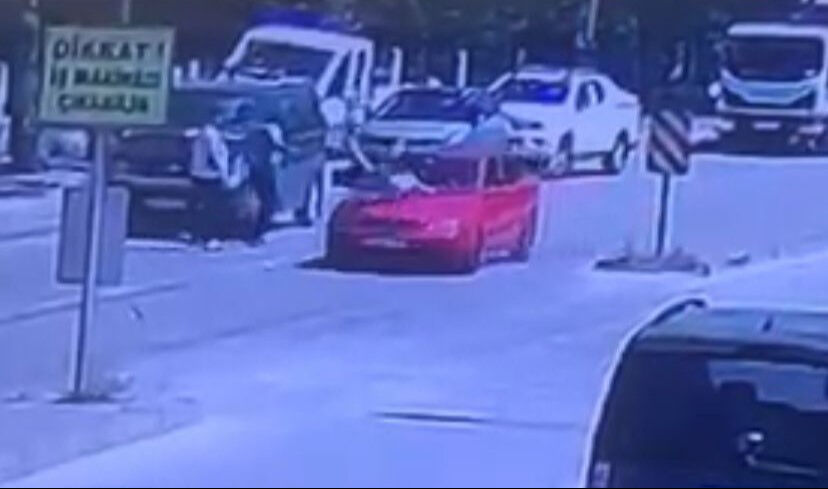 Yürekleri ağza getiren olay! Seyir halindeki otomobilin önüne atladı - 2. Resim