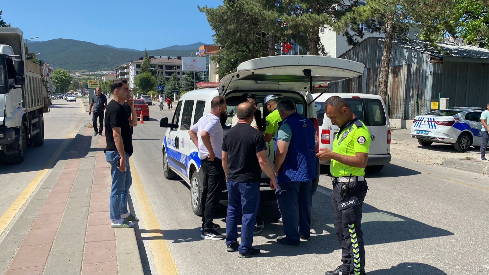 Yürekleri ağza getiren olay! Seyir halindeki otomobilin önüne atladı - 1. Resim