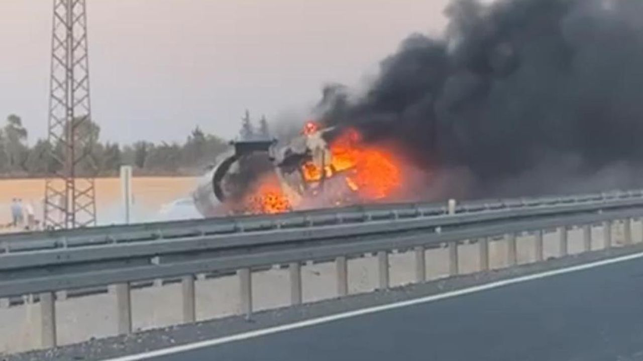 Anız yangını yakıt tankerine sıçradı, kilometrelerce araç kuyruğu oluştu Anız yangını yakıt tankerine sıçradı, kilometrelerce araç kuyruğu oluştu