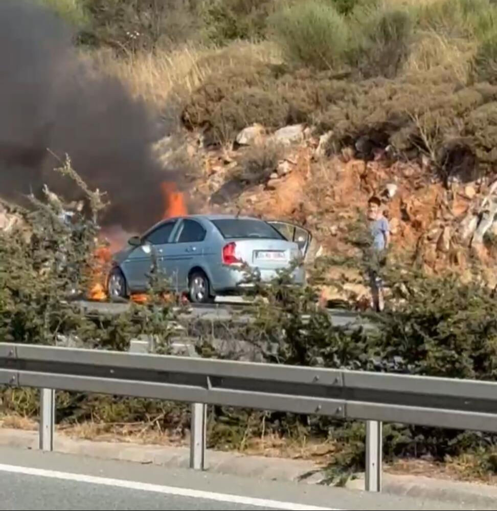Aracı otobanda alev aldı! Sürücünün canı pahasına mücadelesi kamerada - 1. Resim