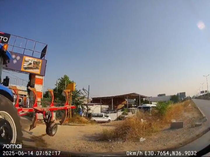 Aracına traktör çarpan adam: Herkes dalga geçiyor, psikolojim bozuldu Aracına traktör çarpan adam: Herkes dalga geçiyor, psikolojim bozuldu - 3. Resim