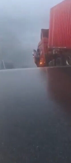 Film sahnesi gibi! Çöken köprüde asılı kaldı: O anlar kamerada - 1. Resim