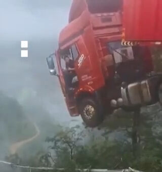 Film sahnesi gibi! Çöken köprüde asılı kaldı: O anlar kamerada - 2. Resim