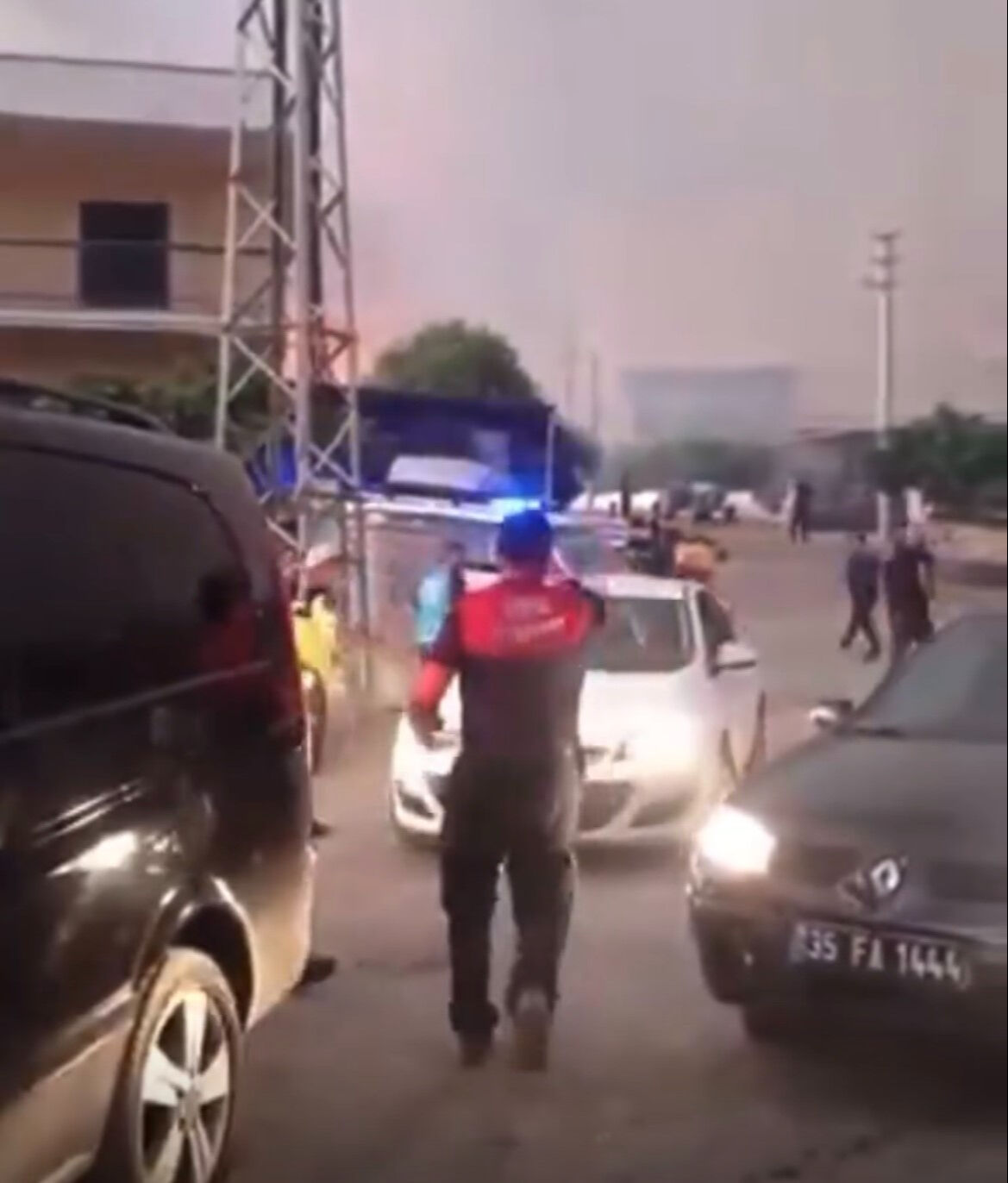 İzmir Foça'da orman yangını! Çok sayıda ekip müdahale ediyor - 2. Resim