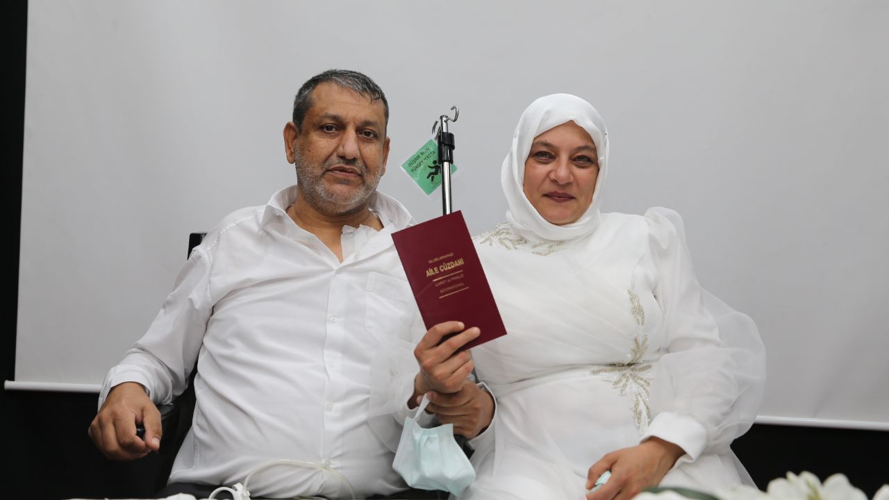 Kanser tedavisi için geldi, nikah masasına oturdu! Duygu dolu anlar yaşandı Kanser tedavisi için geldi, nikah masasına oturdu! Duygu dolu anlar yaşandı