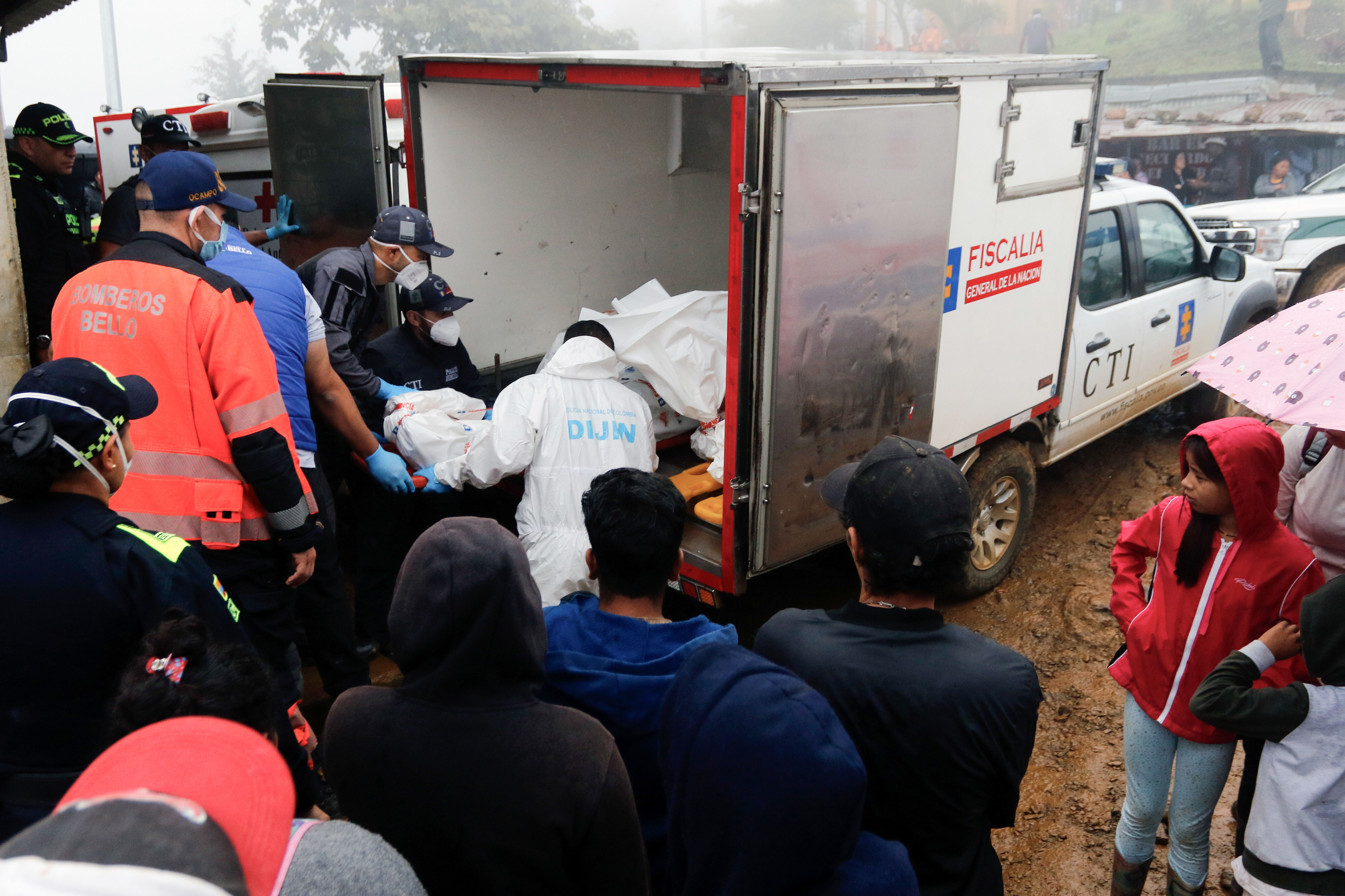 Kolombiya'da toprak kayması! Ev ve araçlar göçük altında: Çok sayıda ölü ve yaralı - 1. Resim