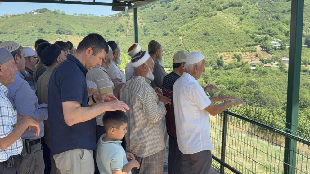 K&ouml;y&uuml; endişe kapladı! Meydanda toplandılar... Hepsinin tek bir duası var - 1. Resim