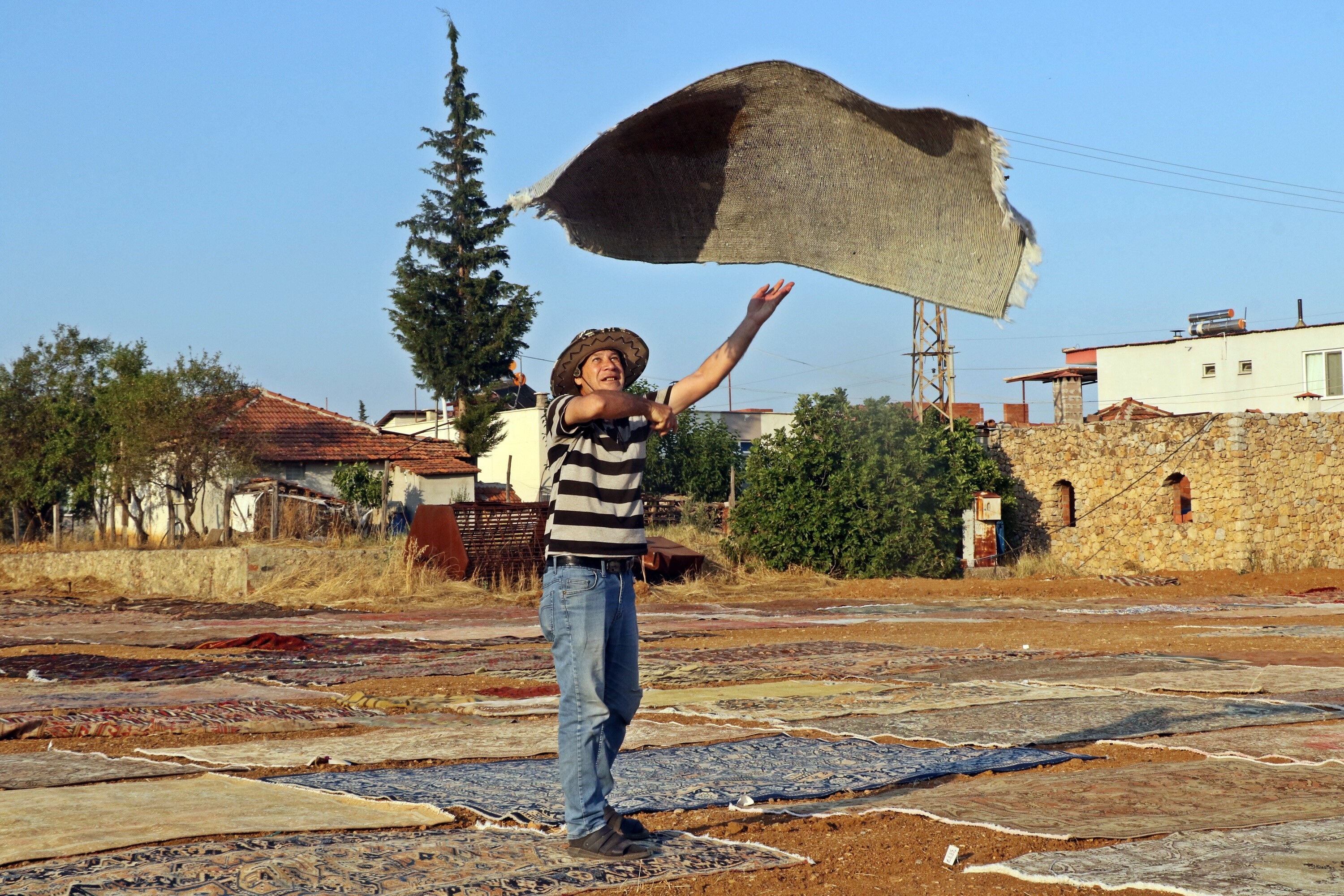 Milyonluk halıları tarlalara serip başında nöbet tutuyorlar! İşte nedeni... - 3. Resim