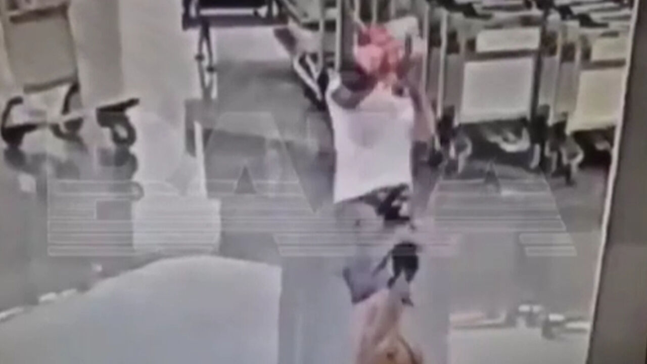 Rusya'da korkunç görüntü! Havalimanında 1.5 yaşındaki çocuğu kaldırıp yere fırlattı - 1. Resim