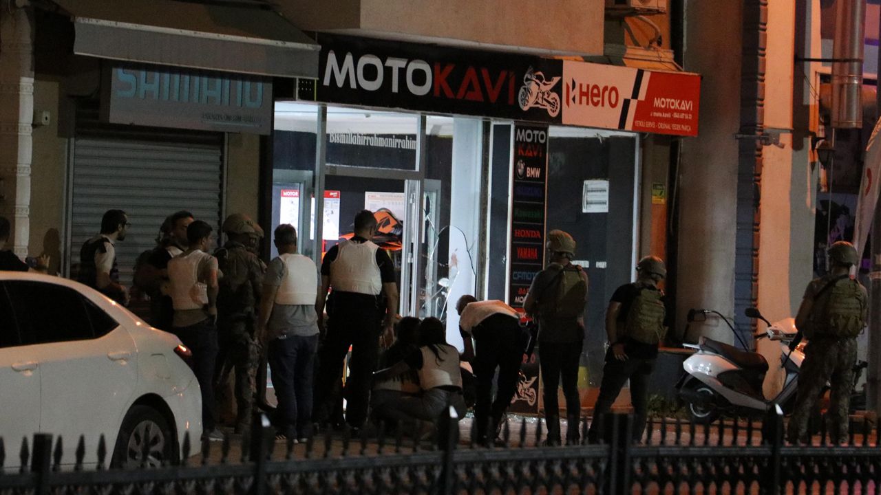 Sakarya'da hareketli saatler: Polisle çatıştı, bacağından vuruldu Sakarya'da hareketli saatler: Polisle çatıştı, bacağından vuruldu