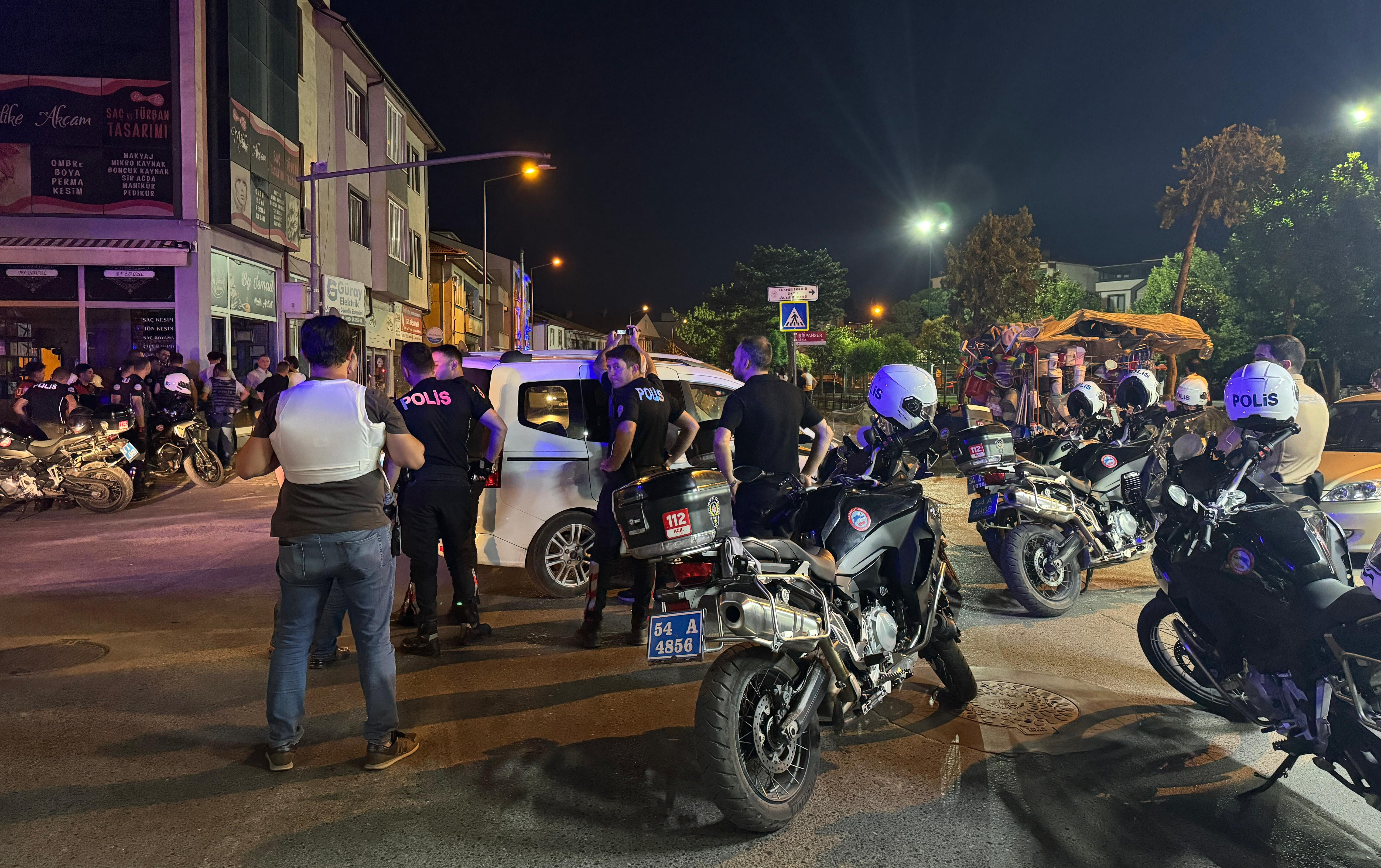 Sakarya'da hareketli saatler: Polisle çatıştı, bacağından vuruldu - 1. Resim