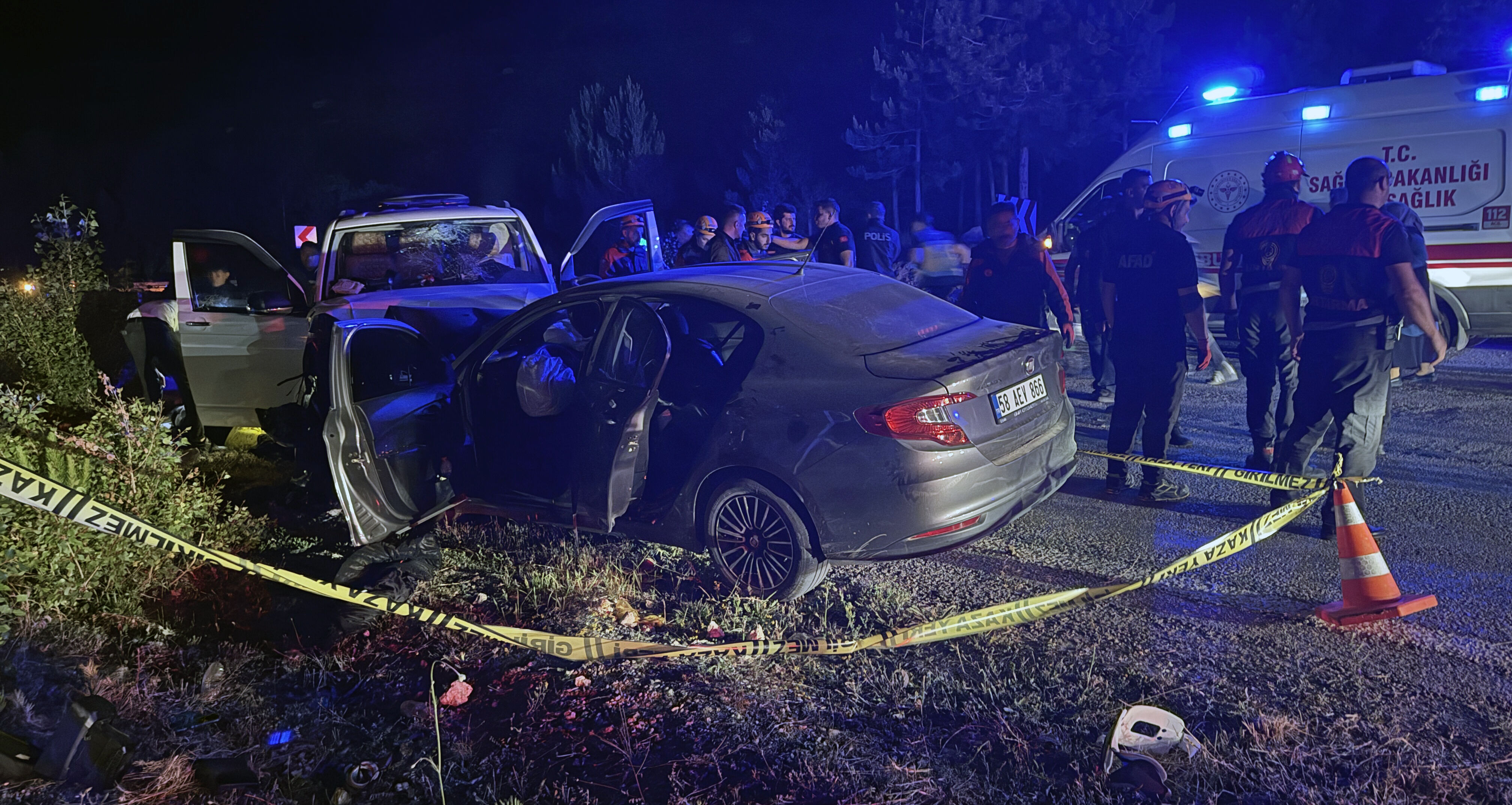 Sivas'ta otomobil ile panelvan çarpıştı! Korkunç kazada ölü var - 1. Resim