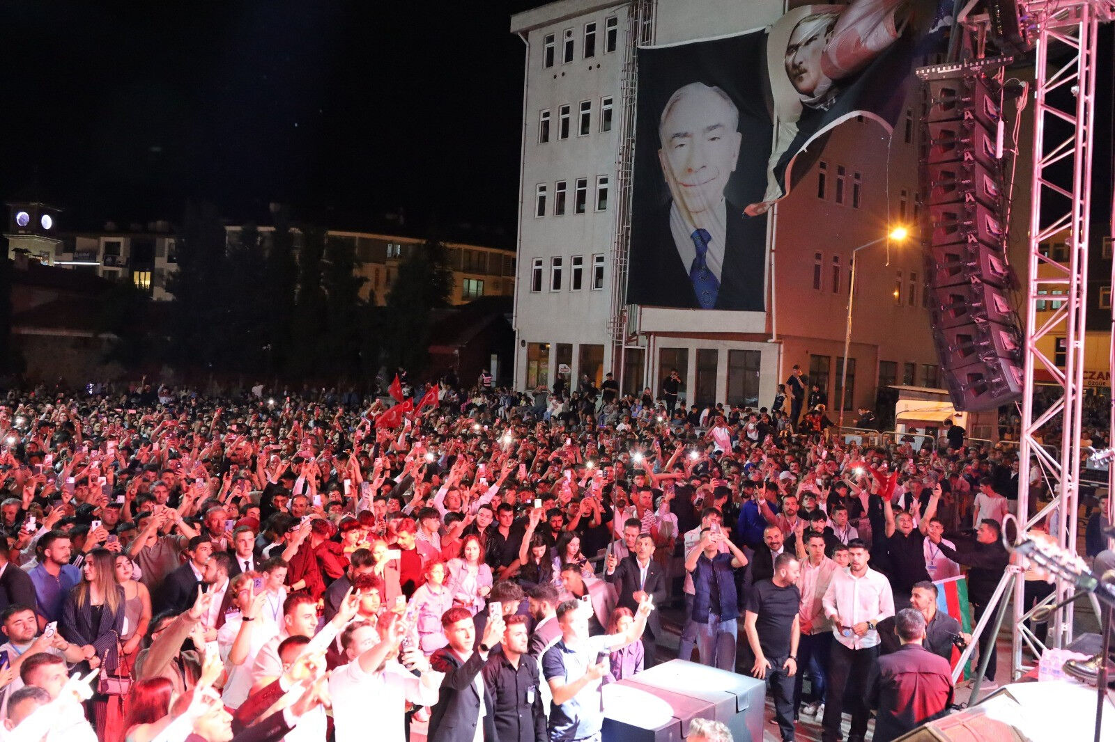 Ünlü şarkıcıdan çarpıcı uyarı! 'Hangi yoldan yürürseniz yürüyün' dedi, gençlere seslendi - 2. Resim