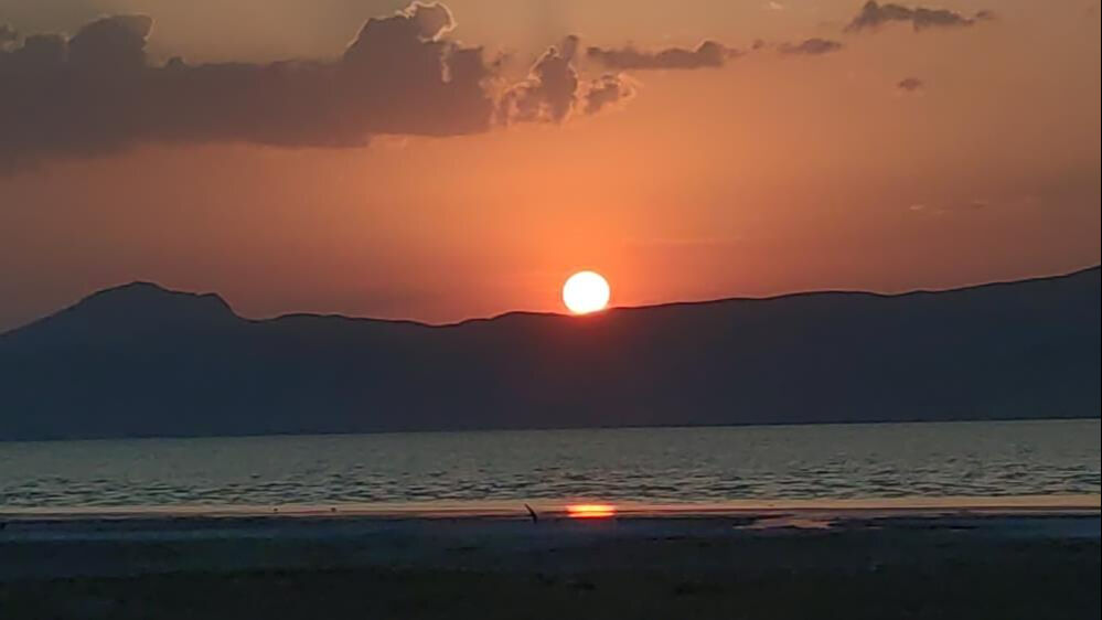 Van'da doğa tutkunlarının adresi! Gökyüzü kızıla büründü: Kartpostallık manzaralar - 2. Resim