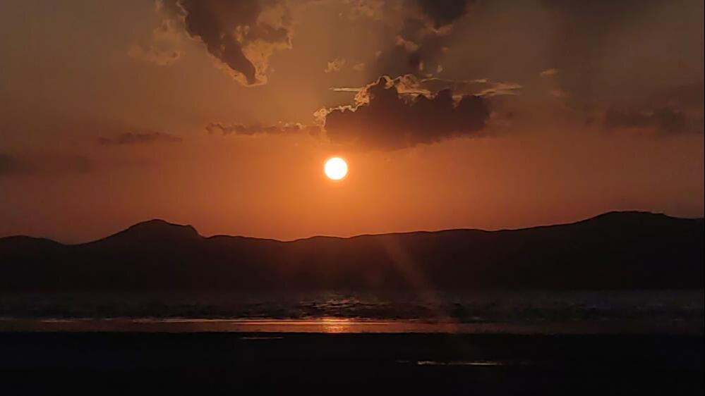 Van'da doğa tutkunlarının adresi! Gökyüzü kızıla büründü: Kartpostallık manzaralar - 3. Resim
